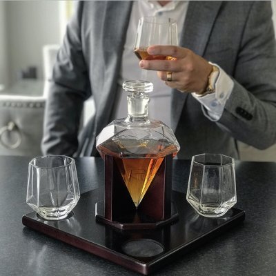 Jarra de whisky Diamond de 0,75 litros con 4 vasos y soporte de madera