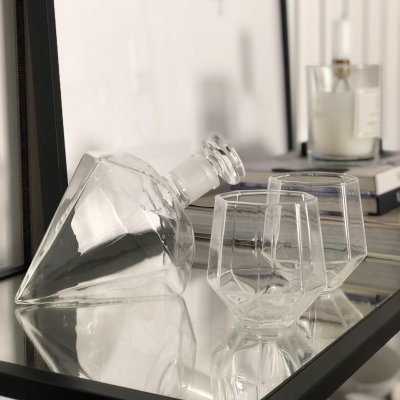Jarra de whisky Diamond de 0,75 litros con 4 vasos y soporte de madera